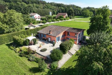 Villa de 7 ½ pièces dans un cadre idyllique à 1783 Barberêche